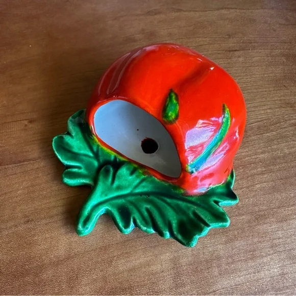 Vintage kitschy ceramic red tomato decorative wall pocket/vase. - Picture 2 of 3